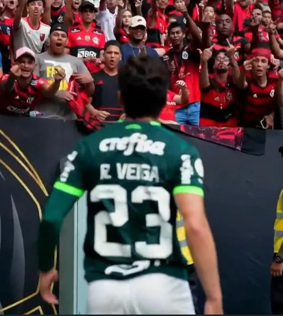 Foto de Raphael Veiga postada no Instagram comemorando gol em frente a torcida do Flamengo na final da Supercopa do Brasil 2023. Foto: redes sociais / Raphael Veiga