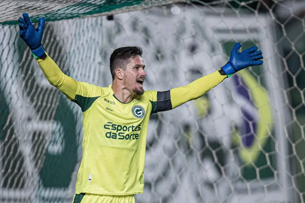 Tadeu em ação pelo Goiás. O goleiro está por detalhes para assinar com o Peixe – Heber Gomes/AGIF