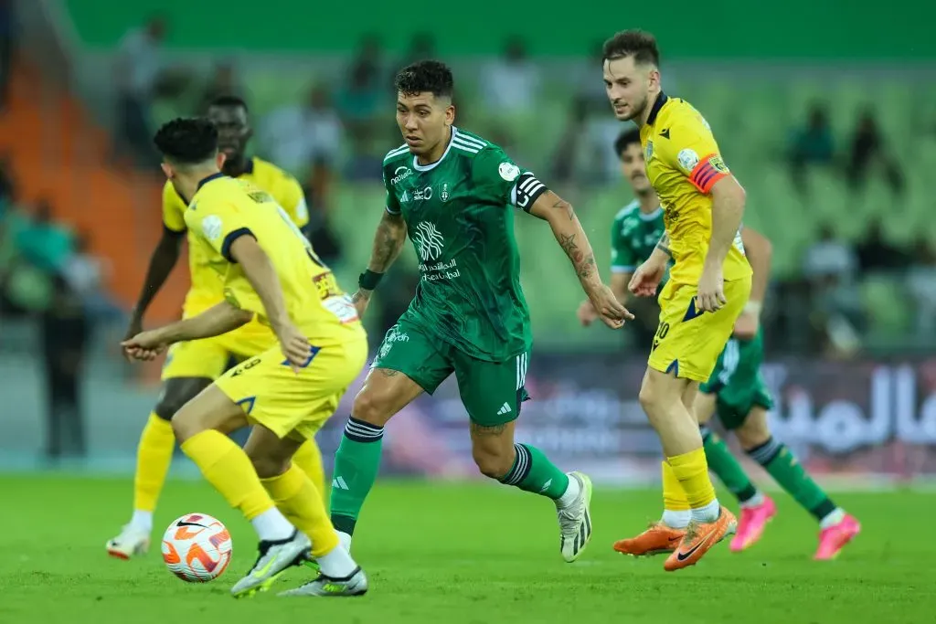 Roberto Firmino atuando pelo Al Ahli. Foto: Yasser Bakhsh/Getty Images
