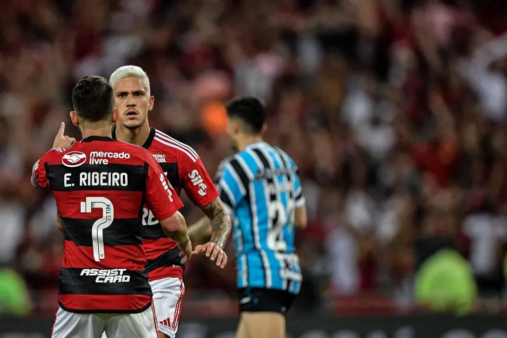 Everton Ribeiro e Pedro. Foto: Thiago Ribeiro/AGIF