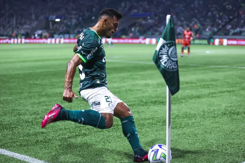 Gabriel Menino em ação pelo Palmeiras – Foto: Marcello Zambrana/AGIF