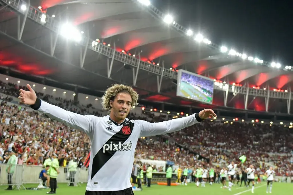 Figueiredo comemora com a torcida no Maracanã. Foto: Thiago Ribeiro/AGIF
