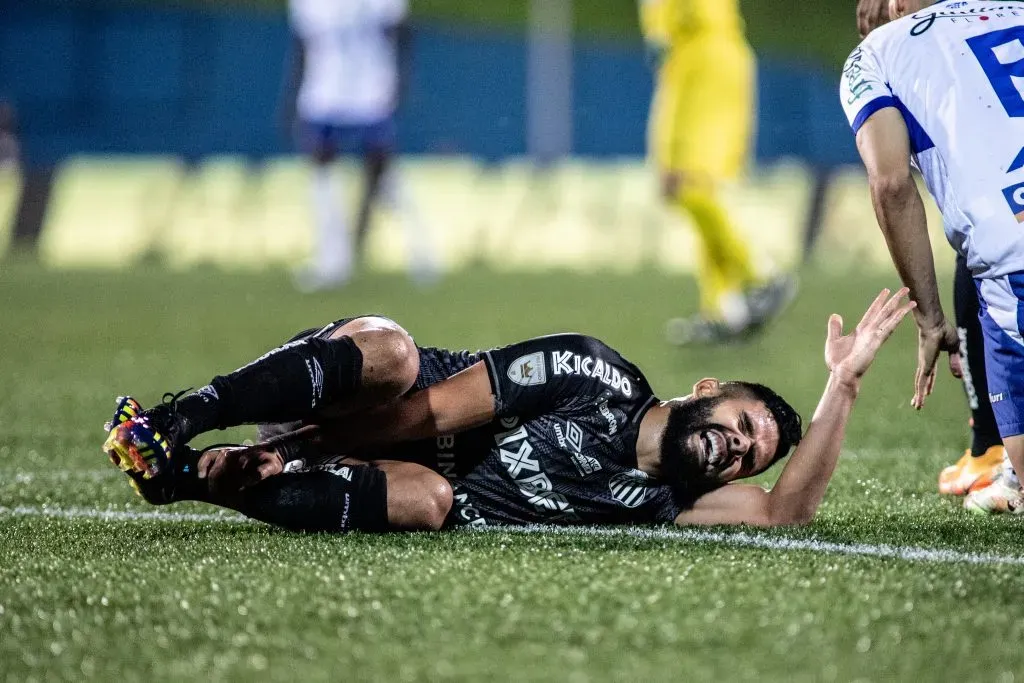 SP – SANTO ANDRE – 16/02/2023 – PAULISTA 2023, SANTO ANDRE X SANTOS – Felipe Jonatan jogador do Santos sofre falta durante partida contra o Santo Andre no estadio Bruno Jose Daniel pelo campeonato Paulista 2023. Foto: Abner Dourado/AGIF