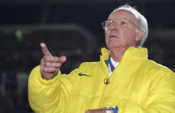 Foto: Mark Thompson/Allsport – Zagallo comandando a Seleção Brasileira em 1998