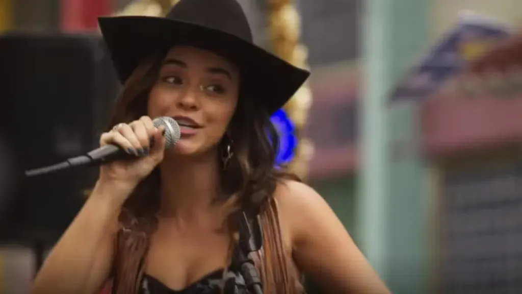 Selena tem ajuda de Jefinho para compor música. Reprodução/Globo