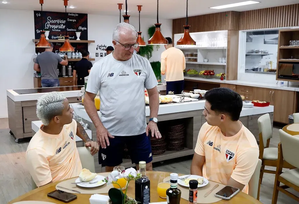 Dorival conversando com os novos reforços do SPFC. Foto: Rubens Chiri / saopaulofc.