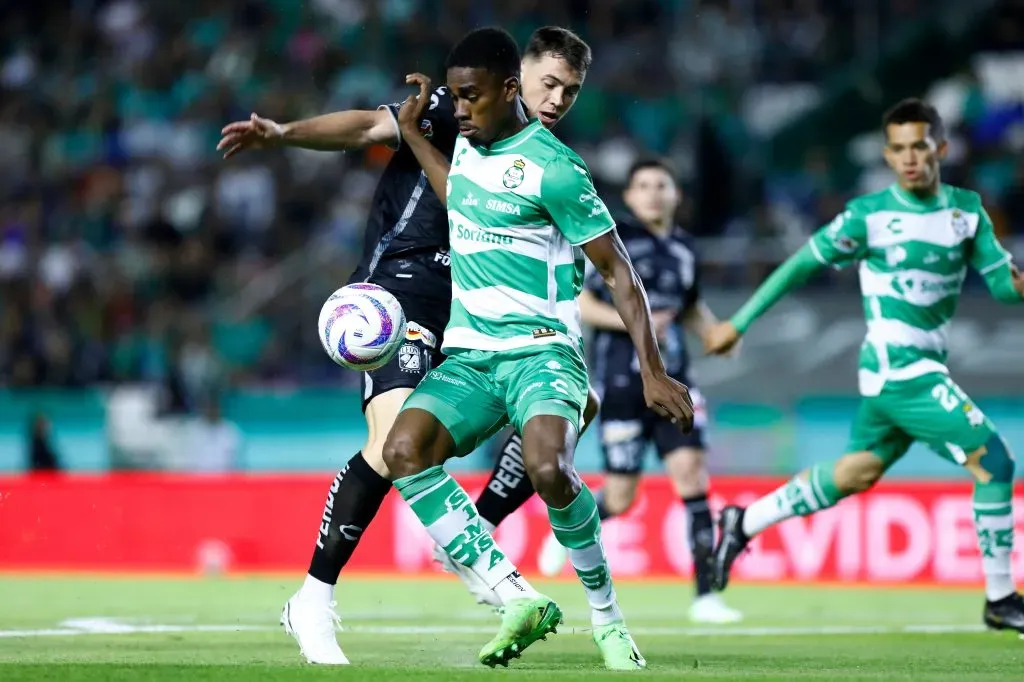 Felix torres em ação pelo Santos Laguna. (Photo by Leopoldo Smith/Getty Images)