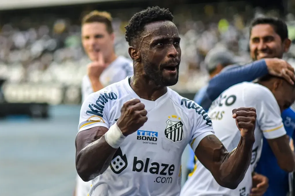 Mendoza jogador do Santos comemora vitoria ao final da partida contra o Botafogo no estadio Engenhao pelo campeonato Brasileiro A 2023. Thiago Ribeiro/AGIF