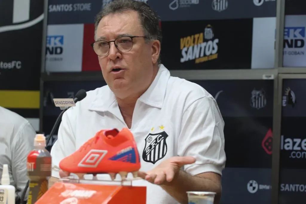 O presidente Marcelo Teixeira fala aos jornalistas em coletiva de imprensa realizada na Vila Belmiro. O dirigente detalhou os problemas do Peixe Foto: Reinaldo Campos/AGIF