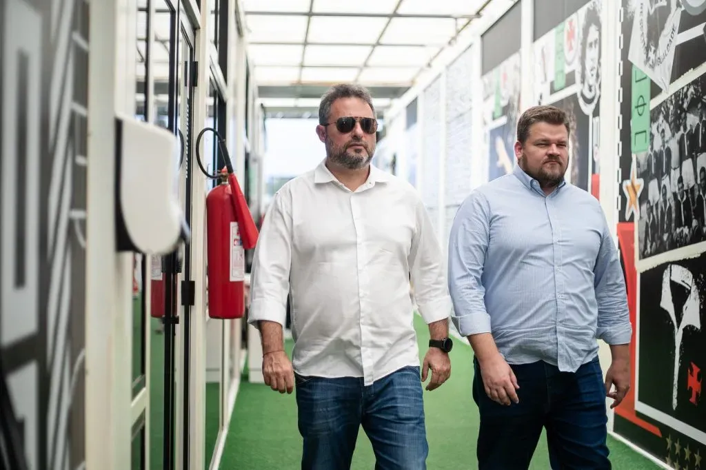 Mattos começou o seu trabalho muito antes de sua primeira coletiva. Na foto, o diretor-executivo visita o Gigante ao lado do CEO Lúcio Barbosa – Fotos: Leandro Amorim/Vasco.