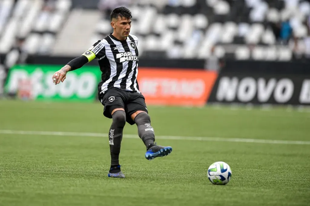 Victor Cuesta atuando pelo Botafogo. Foto: Thiago Ribeiro/AGIF