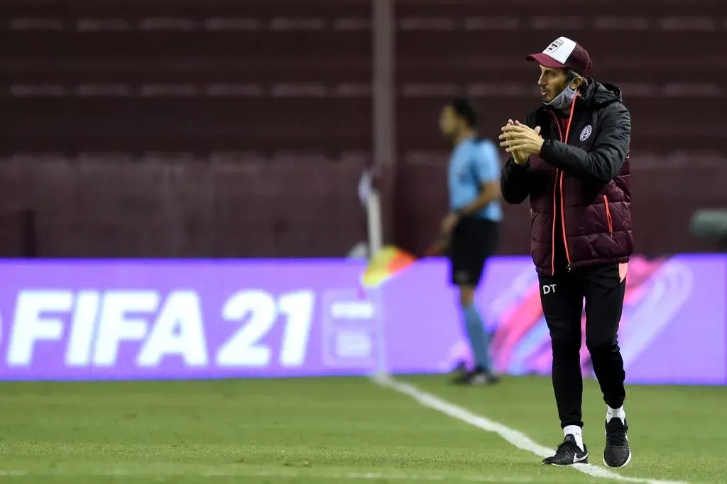 Luís Zubeldía, treinador da LDU, quando comandava o Lanús – Foto: Marcelo Endelli/Getty Images)