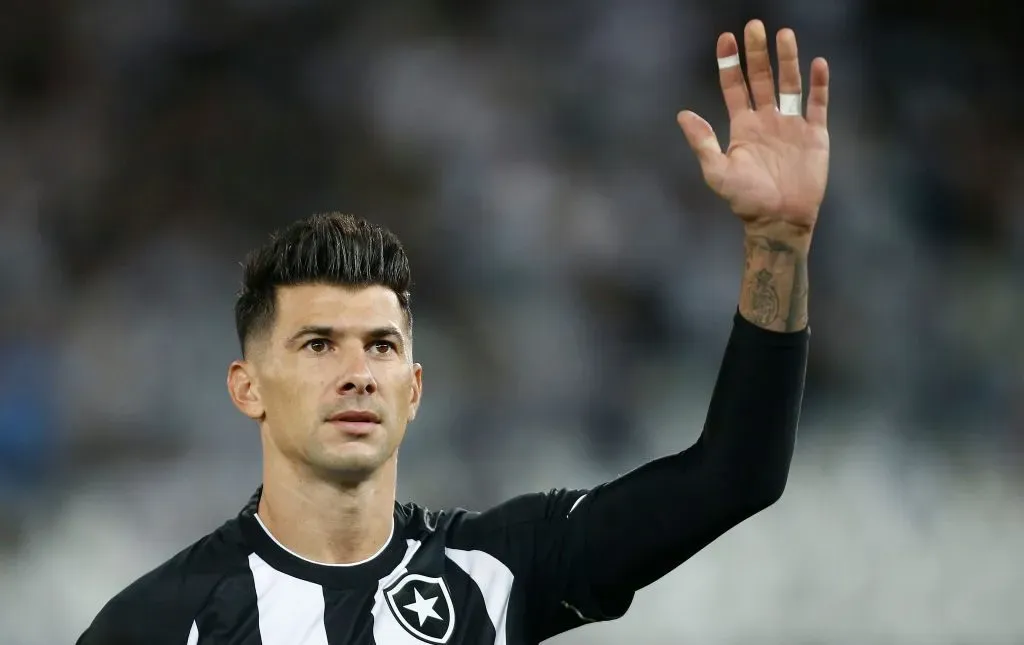 Cuesta foi tirado dos planos de Tiago Nunes no Botafogo e interessa ao Flu, diz setorista – Foto: Wagner Meier/Getty Images