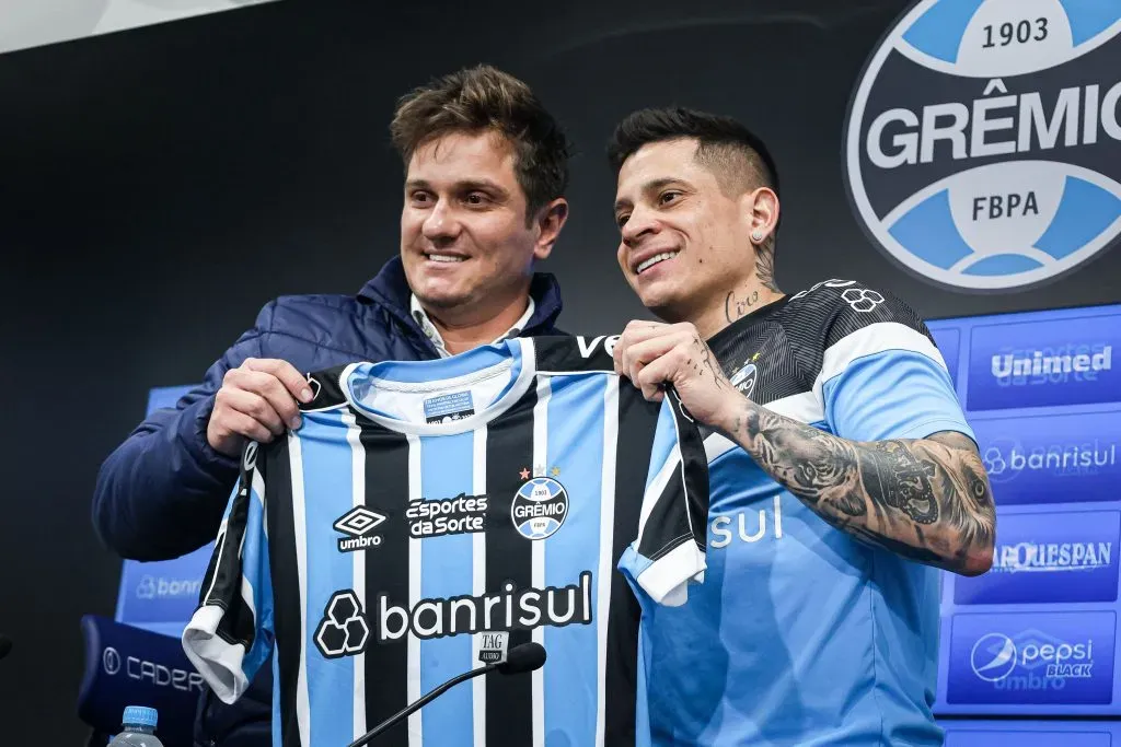 Juan Iturbe ao lado de Antonio Brum durante apresentação oficial. Foto: Maxi Franzoi/AGIF