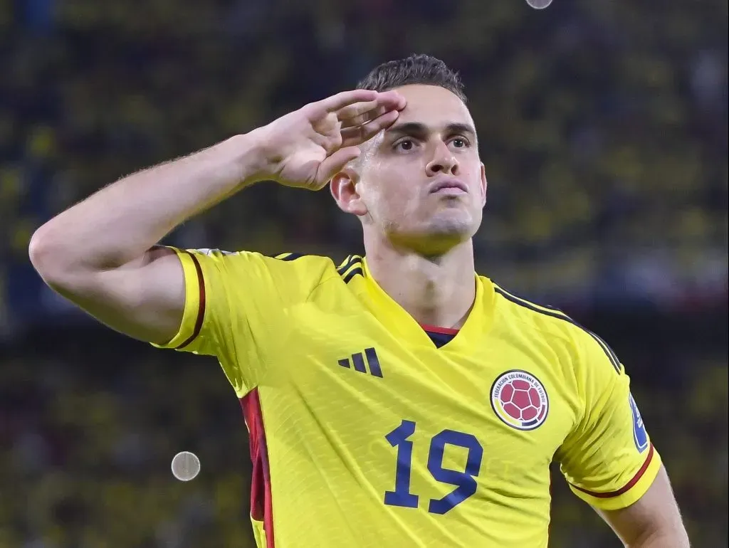 Rafael Borré, em ação pela Seleção Colombiana – Foto: Gabriel Aponte/Getty Images