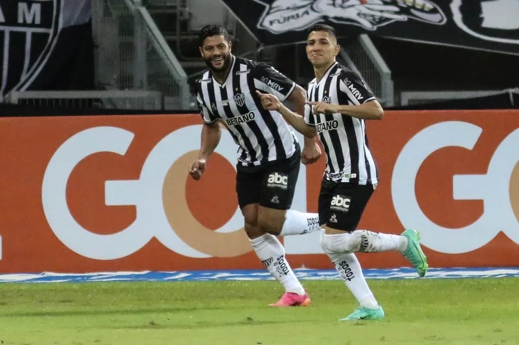 Savarino comemora seu gol com Hulk, no Brasileirão de 2021, ano em que o venezuelano foi fundamental no Galo – Foto: Fernando Moreno/AGIF