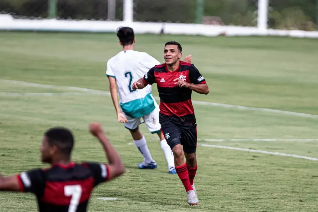 GO – Goiania – 24/10/2020 – BRASILEIRO A SUB 17 2020 GOIAS X FLAMENGO – Petterson
jogador do Goias comemora seu gol com jogadores do seu time durante partida contra o Flamengo no estadio Serrinha pelo campeonato BRASILEIRO A SUB-17. Foto: Heber Gomes/AGIF
