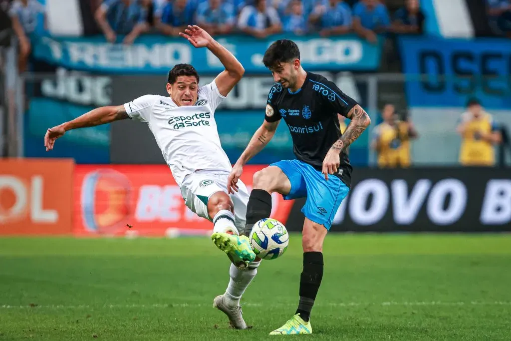 BA – PORTO ALEGRE – 30/11/2023 – BRASILEIRO A 2023, GREMIO X GOIAS – Mathias Villasanti jogador do Gremio disputa lance com Guilherme jogador do Goias durante partida no estadio Arena do Gremio pelo campeonato Brasileiro A 2023. Foto: Maxi Franzoi/AGIF