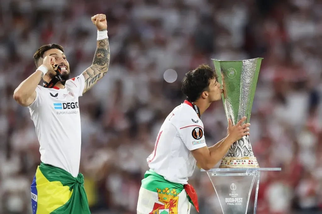 Óliver Torres comemorando título da Liga Europa. Foto: Maja Hitij/Getty Images.