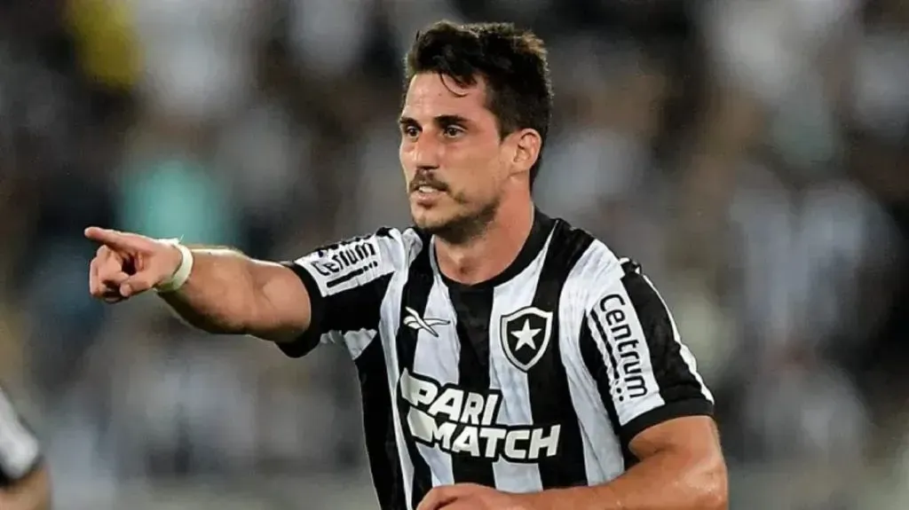 Foto: Thiago Ribeiro/AGIF – Gabriel Pires em partida pelo Botafogo