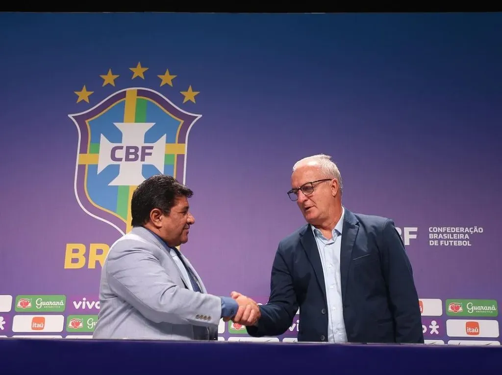 Dorival Júnior cumprimentando Ednaldo Rodrigues em sua apresentação como treinador da Seleção Brasileira. Foto: Staff Images / CBF