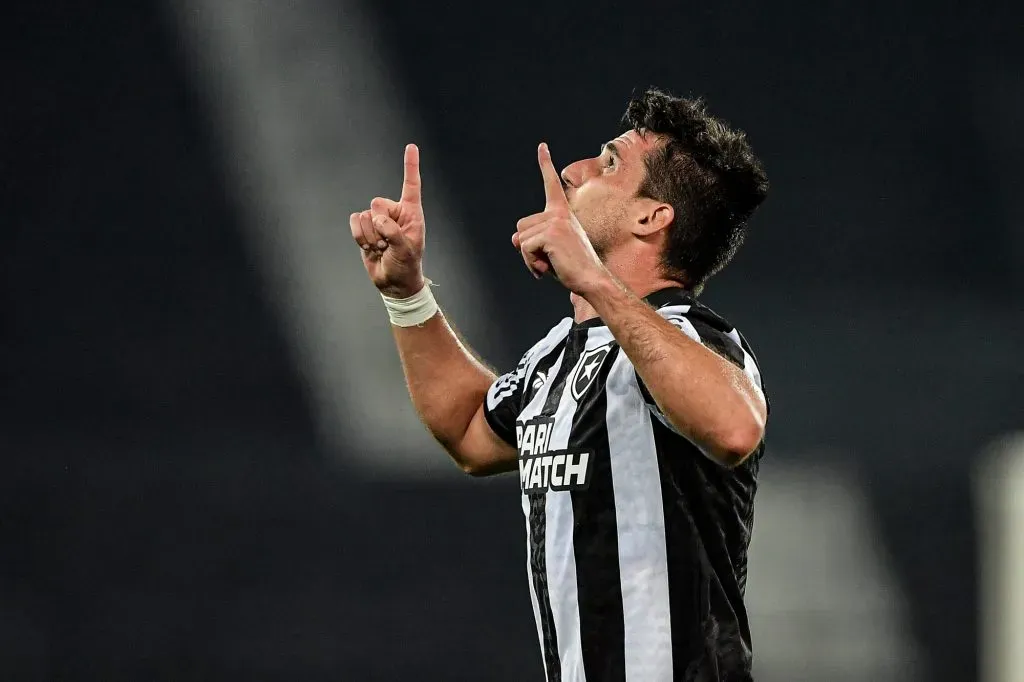 Gabriel Pires comemora gol no Botafogo. Foto: Thiago Ribeiro/AGIF