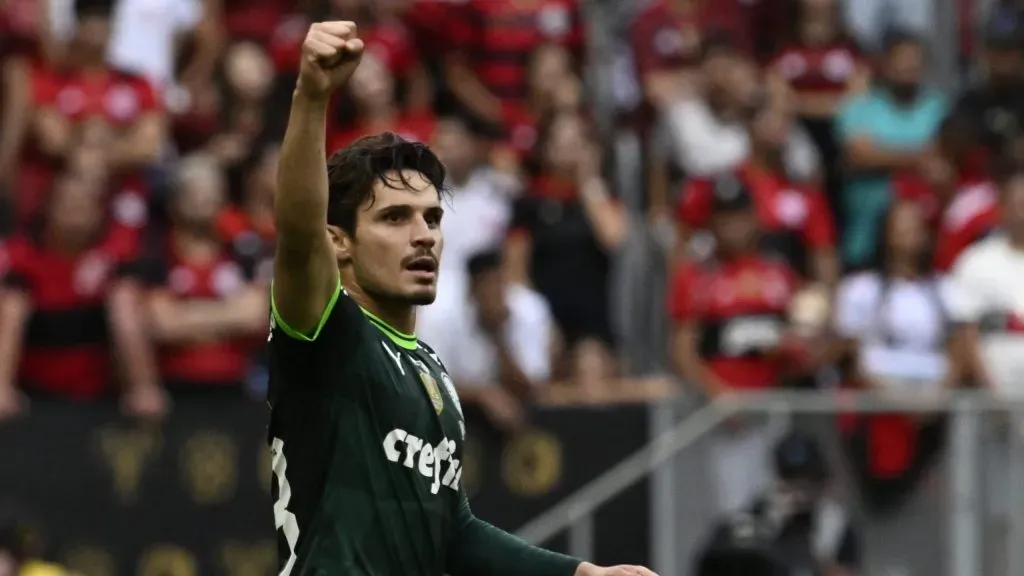 Raphael Veiga jogando pelo Palmeiras