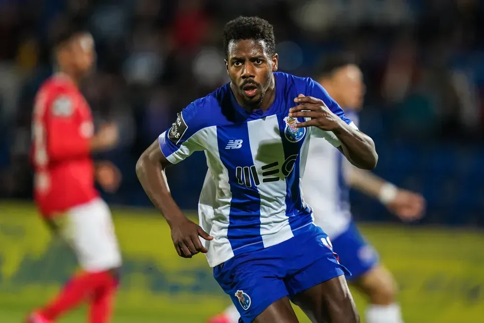 Wilson Manafá em ação pelo Porto – Foto: Divulgação/Porto FC