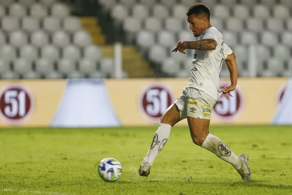 Marcos Leonardo jogando pelo Santos no Campeonato Brasileiro 2023. Foto: Ricardo Moreira/Getty Images