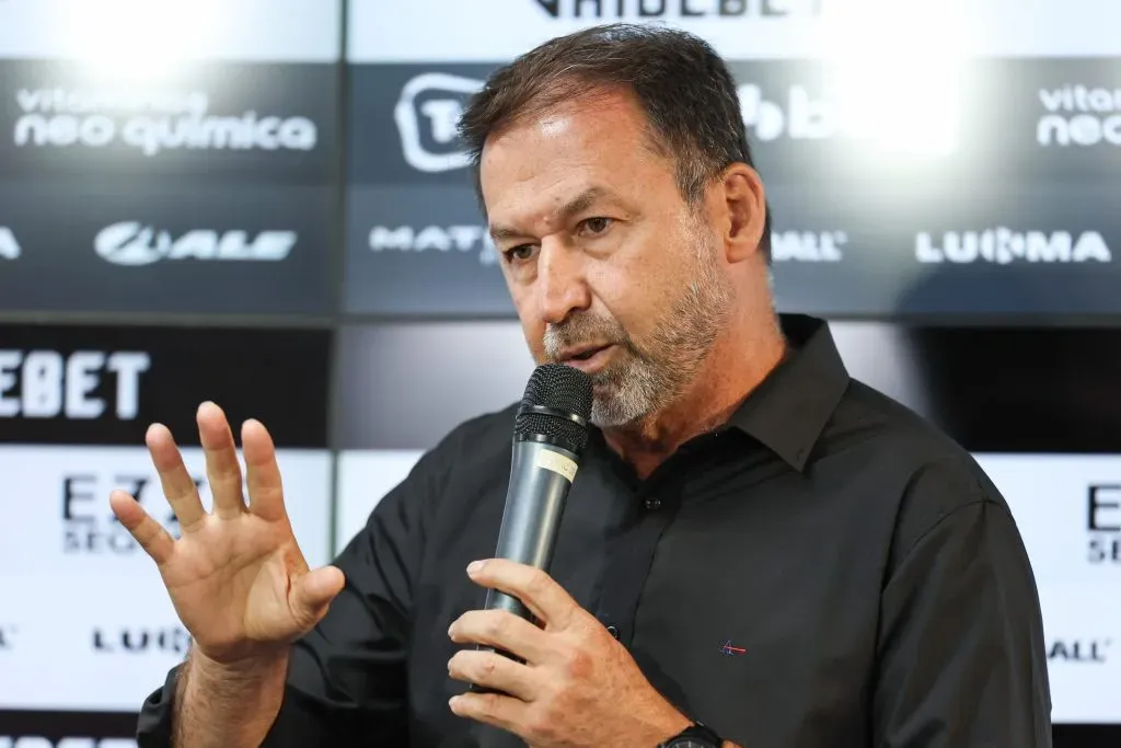 SP – SAO PAULO – 10/01/2024 – CORINTHIANS, APRESENTACAO DIEGO PALACIOS – O presidente do Corinthians Augusto Melo fala aos jornalistas durante apresentacao oficial de Diego Palacios como jogador do Corinthians em coletiva de imprensa realizada no CT Joaquim Grava. Foto: Marcello Zambrana/AGIF