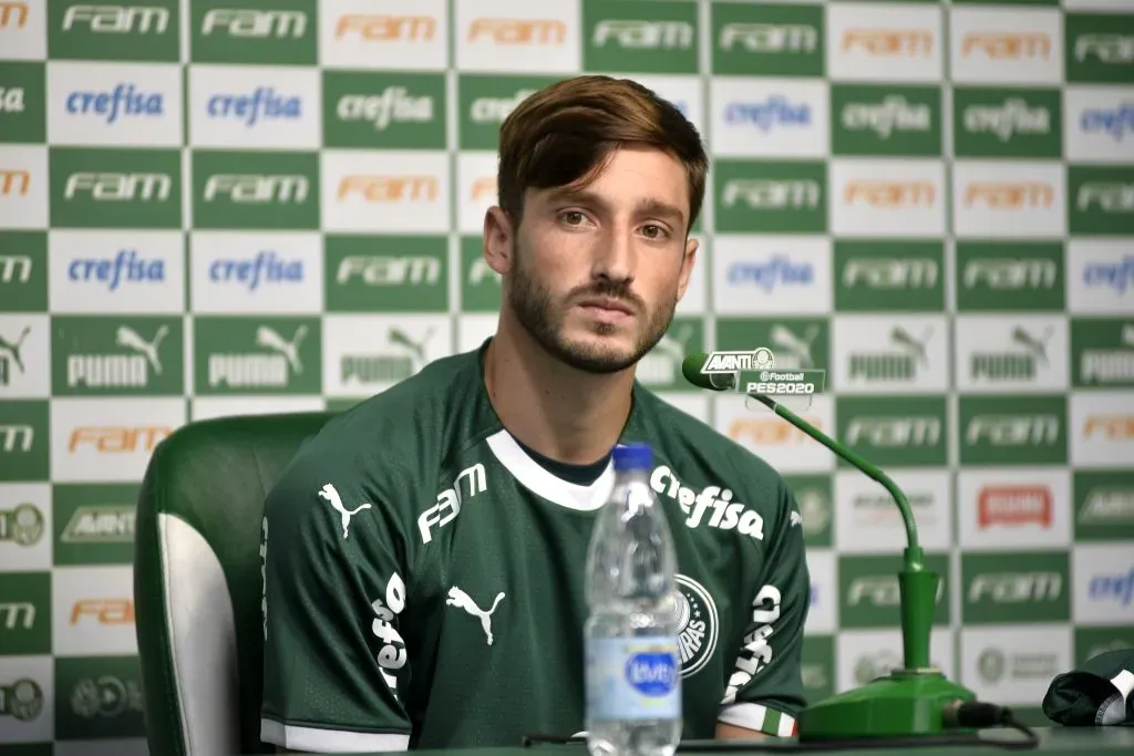 Matias Vina fala aos jornalista durante sua apresentacao oficial quando estava no Palmeiras – Foto: Bruno Ulivieri/AGIF