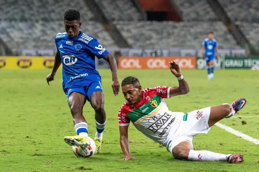 Jhosefer, meia do Cruzeiro durante partida contra o Brusque no estadio Mineirao, pelo campeonato Brasileiro da Série B 2022. Foto: Alessandra Torres/AGIF
