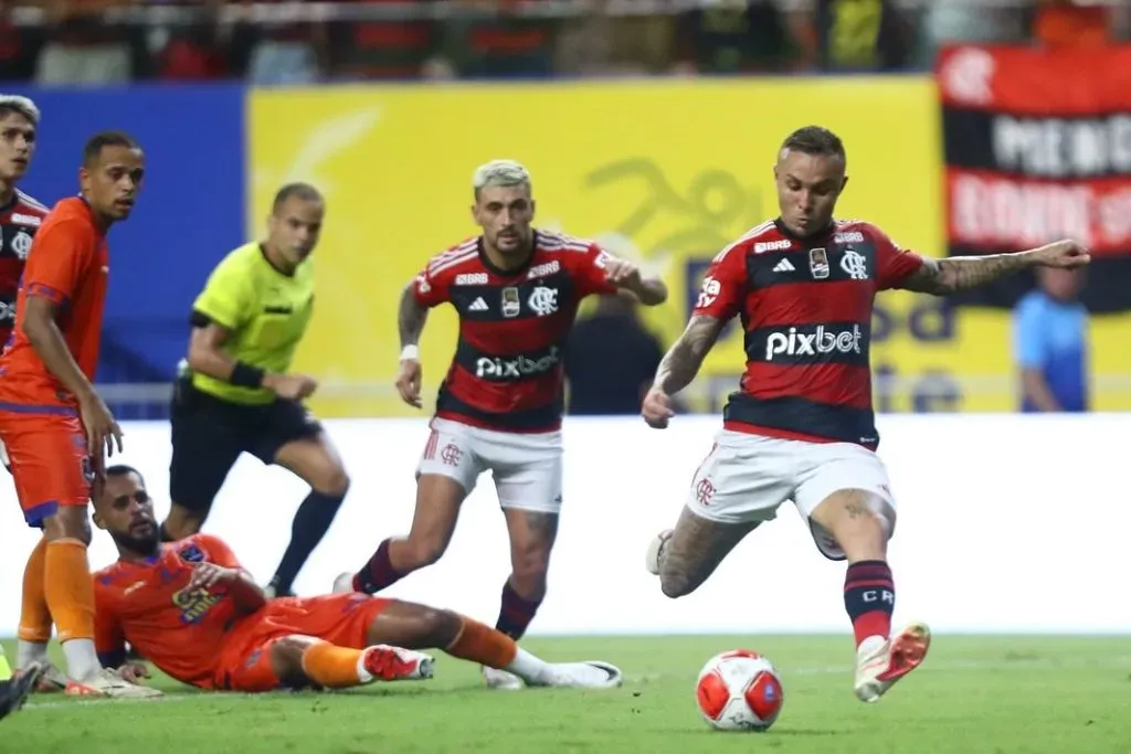 Momento do gol de Cebola. Foto: Gilvan de Souza e Marcelo Cortes / CRF