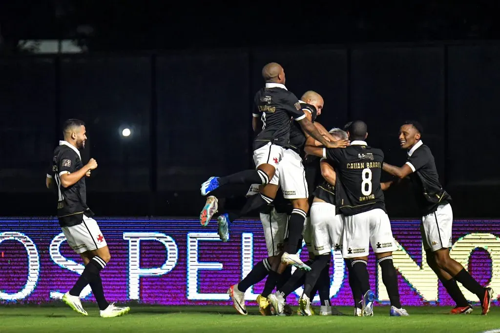Jogadores do Vasco comemoram o gol de Capasso pelo Campeonato Carioca contra o Boa Vista. Foto: Thiago Ribeiro/AGIF