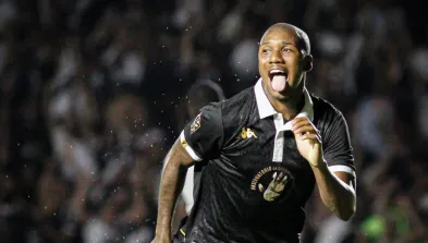 Leandrinho, lateral-esquerdo do Vasco, comemora seu primeiro gol como profissional contra o Boa Vista. Foto: rede social X / Vasco