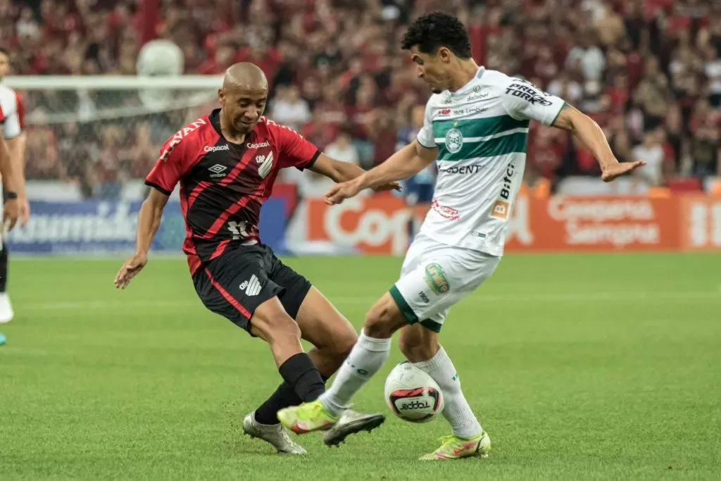 Pablo Siles durante clássico contra o Coxa, em 2022. Foto: Robson Mafra/AGIF