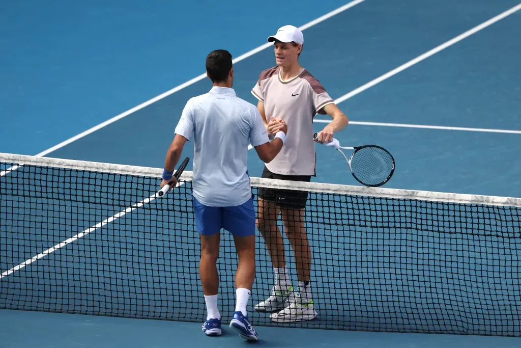 Sinner e Djokovic: jogo durou mais de três horas em Melbourne (Foto: Cameron Spencer/Getty Images)