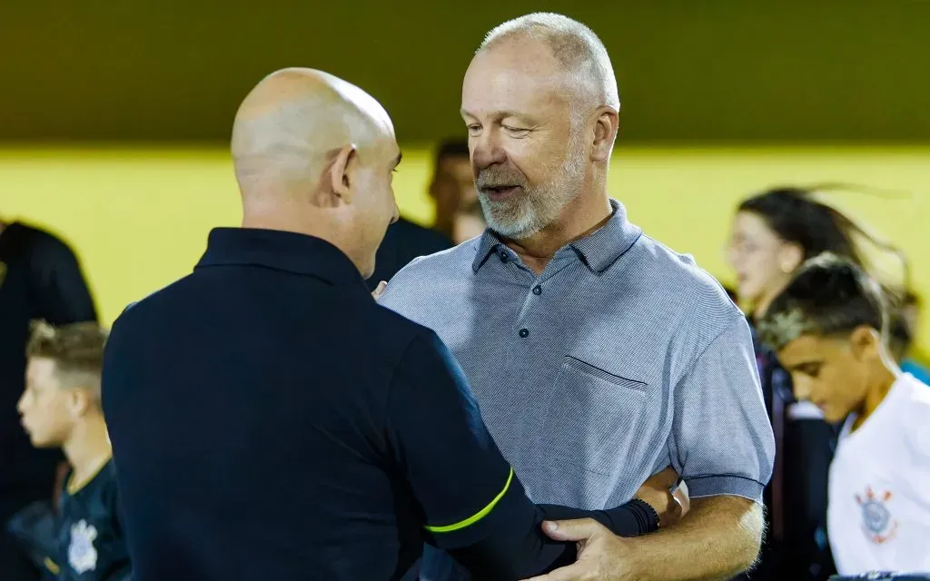 SP – SAO BERNARDO DO CAMPO – 27/01/2024 – PAULISTA 2024, SAO BERNARDO X CORINTHIANS – Mano Menezes tecnico do Corinthians cumprimenta tecnico Marcio Zanardi antes da partida contra o Sao Bernardo no estadio Primeiro de Maio pelo campeonato Paulista 2024. Foto: Fabio Giannelli/AGIF