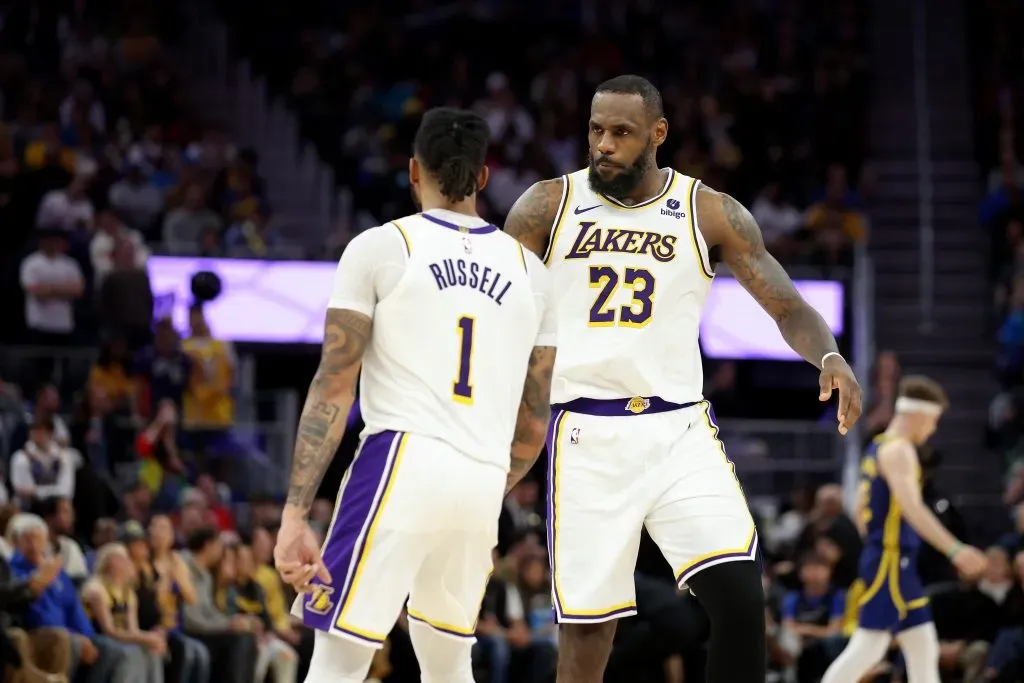 D’Angelo Russell e Lebron James em quadra pelos Lakers contra o Golden State Warriors (Photo by Ezra Shaw/Getty Images)