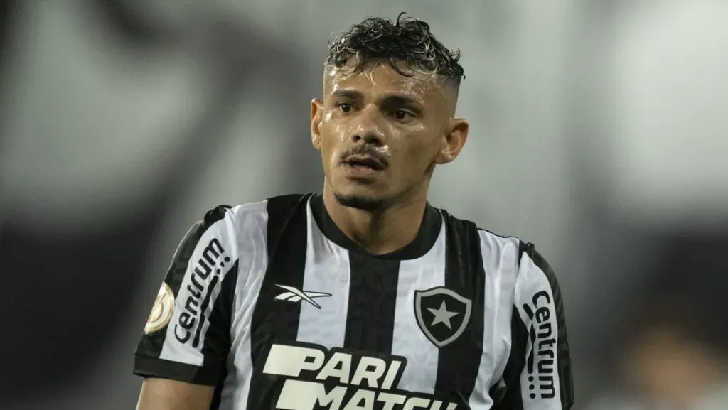 Tiquinho Soares jogador do Botafogo lamenta durante partida contra o Goias