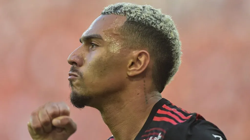 Matheuzinho ainda segue na mira do Corinthians - Foto: Thiago Ribeiro/AGIF.