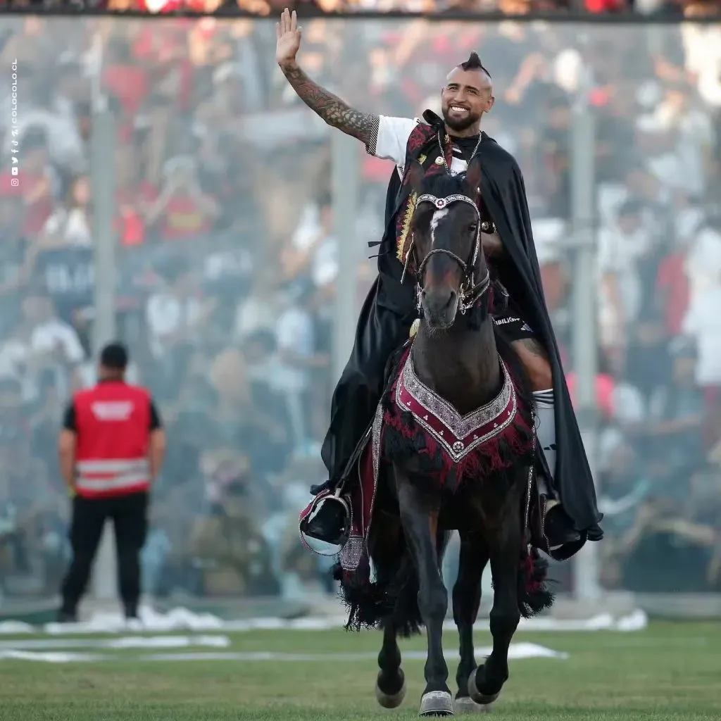 Arturo Vidal de andando a Cavalo no estádio em Santiago na apresentação do Colo-Colo. Foto: redes sociais / Colo-Colo