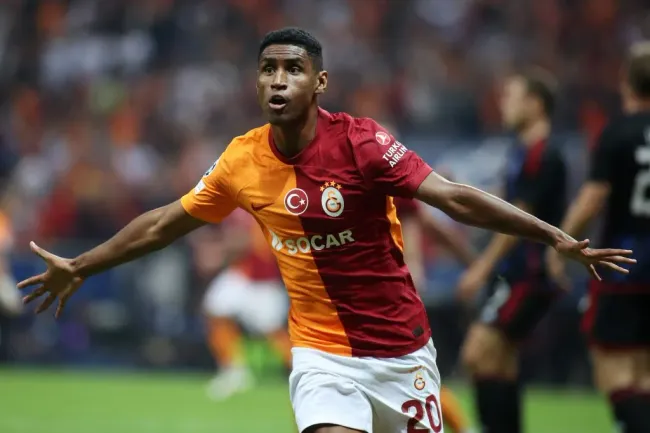 Tetê comemorando gol pelo Galatasaray – Foto: Ahmad Mora/Getty Images