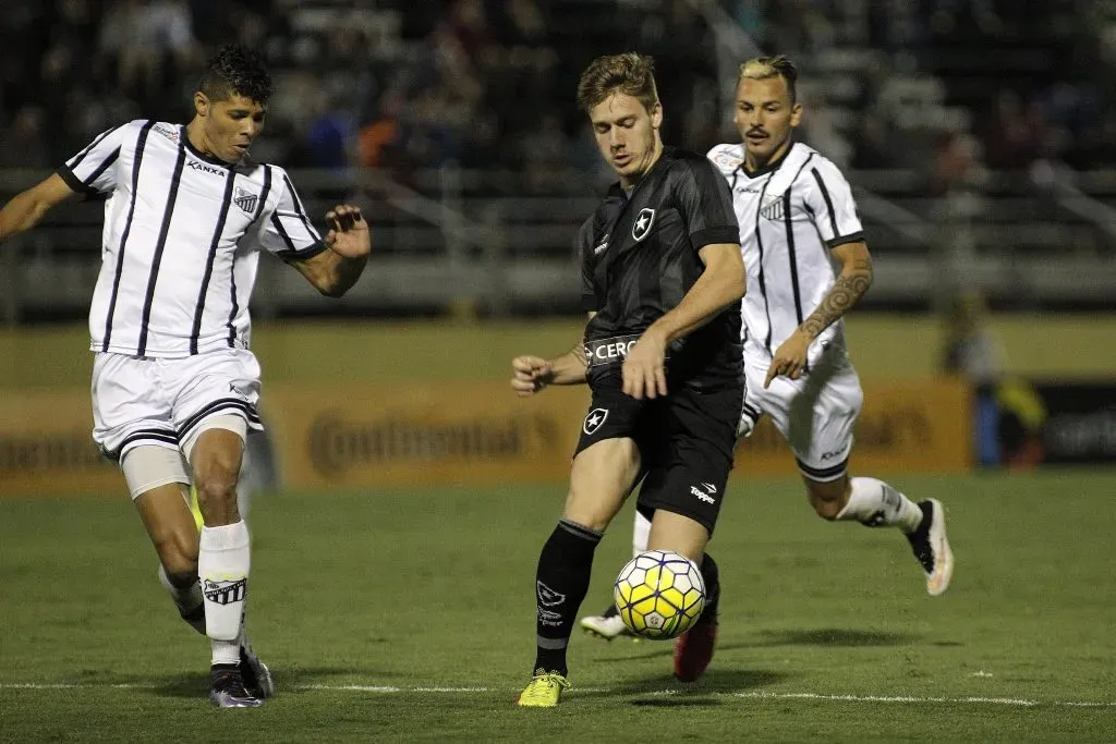 Luís Henrique atuando pelo Glorioso, em 2016. Foto: Daniel Vorley/AGIF.