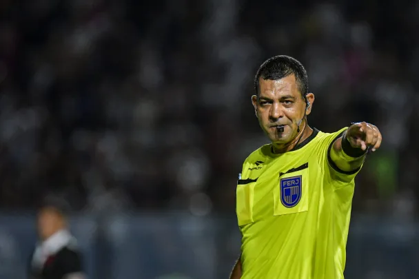 Árbitro da partida. Foto: Thiago Ribeiro/AGIF