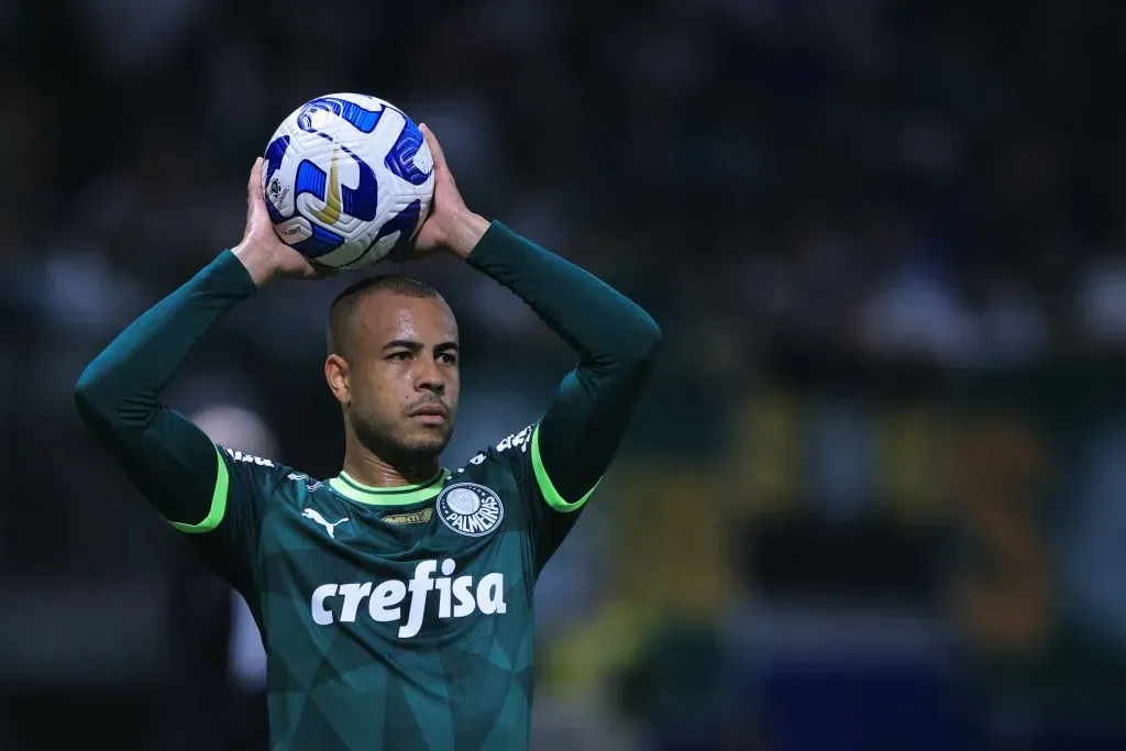 Mayke vinha bem no jogo contra o São Paulo, quando foi substituído por Abel no 2T – Foto: Ettore Chiereguini/AGIF