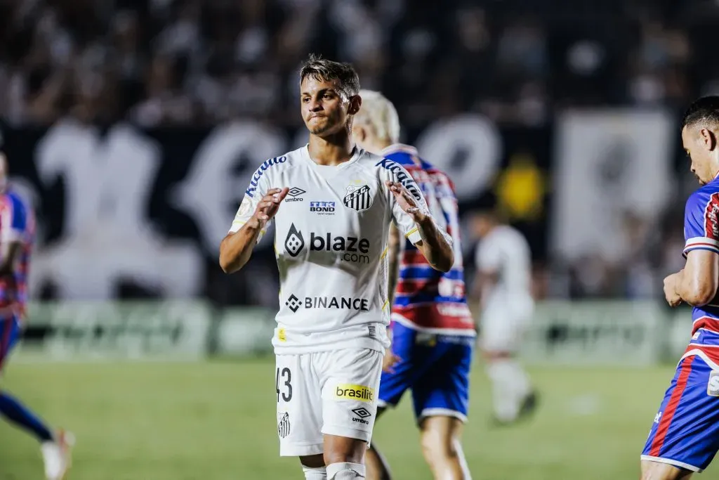 SP – SANTOS – 06/12/2023 – BRASILEIRO A 2023, SANTOS X FORTALEZA – Weslley Patati jogador do Santos lamenta durante partida contra o Fortaleza no estadio Vila Belmiro pelo campeonato Brasileiro A 2023. Foto: Abner Dourado/AGIF