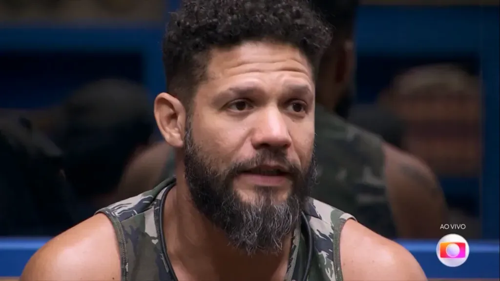 Emparedado, Juninho puxou no contragolpe Thalyta. Reprodução/Globo