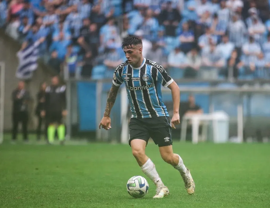 BA – PORTO ALEGRE – 12/11/2023 – BRASILEIRO A 2023, GREMIO X CORINTHIANS – Lucas Besozzi jogador do Gremio durante partida contra o Corinthians no estadio Arena do Gremio pelo campeonato Brasileiro A 2023. Foto: Giancarlo Santorum/AGIF
