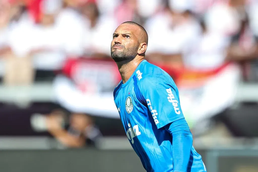 Weverton cometeu um erro crucial – Foto: Gilson Lobo/AGIF.